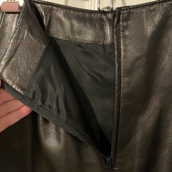 Danier leather skirt fitted soooooo smooth and soft hugs the body like new - Picture 6 of 11